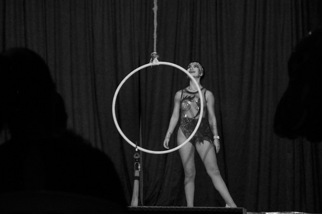 Fotografía referencial de una artista circense sobre un escenario, no corresponde a la obra Humedal