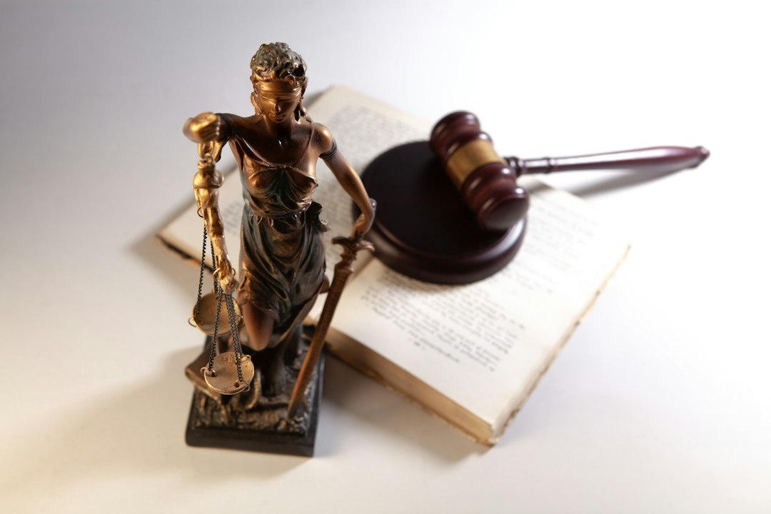 Imagen referencial: figura alegórica de la justicia, mazo y libros. Fotografía de Sasun Bughdaryan en Unsplash.
