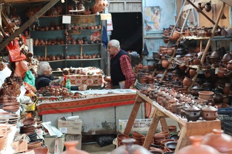 Mercado con productos de artesanía; fotografía referencial