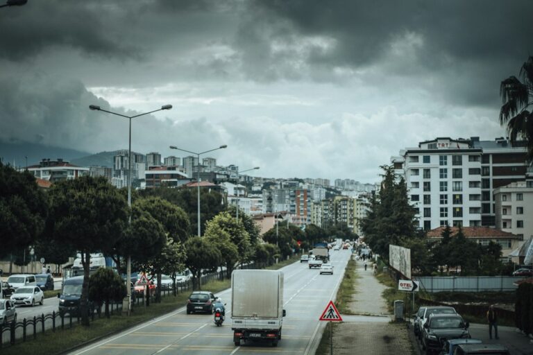 Fotografía referencial de tráfico urbano bajo nubes de tormenta