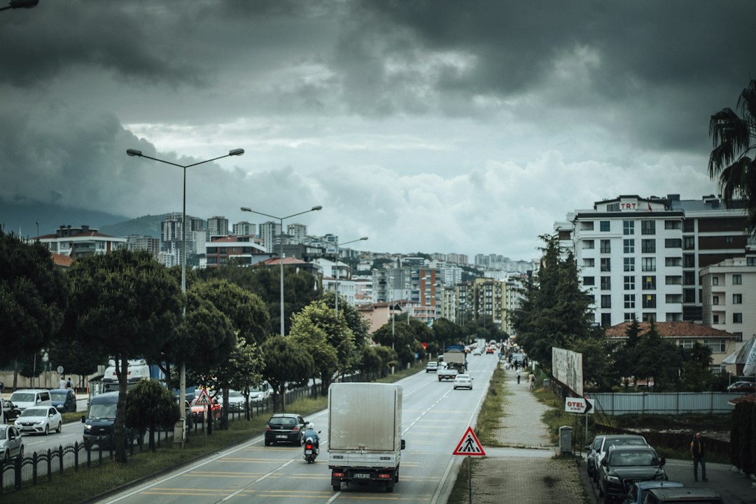 Fotografía referencial de tráfico urbano bajo nubes de tormenta